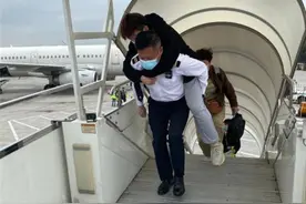 点赞！旅客术后无法走动，南航这名安保组长背其登机图片