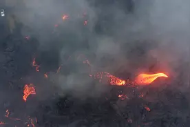 危地马拉帕卡亚火山喷发 熔岩喷涌而出图片