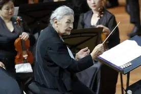 “91岁硬核奶奶”又来了！三次患癌，她依然站在舞台上图片