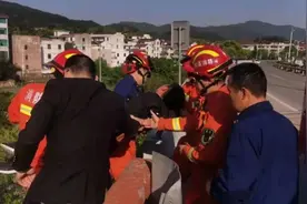 60秒丨男子喝3斤白酒欲咬舌轻生 消防员将手指伸进男子口中阻止图片