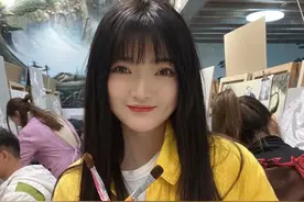 95后女孩“刮腻子”火了！网友：明明可以靠颜值，偏要靠才华图片