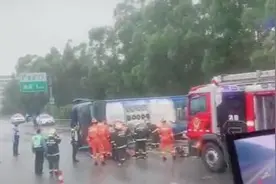 搭载54人大客车东莞高速公路撞围栏侧翻，事故现场视频曝光视频封面