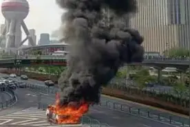 上海陆家嘴一车辆起火：已被扑灭无人员伤亡视频封面