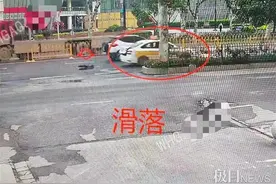 老人轮椅放后备箱“不翼而飞”，民警两小时寻回将它扛回失主家图片