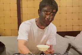 到底发生了啥？贾乃亮脸上涂满黑泥 狼狈大口吃饭图片