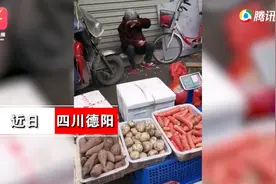 心酸！老人卖米收到假币急得发抖流眼泪，网友怒了：是有多缺钱？图片