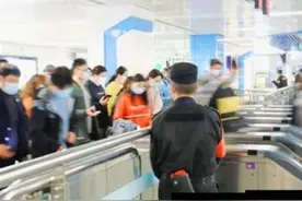 二孩时代，带两娃坐地铁公交只免票一个合理吗？图片
