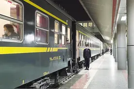 兰州开行今年首趟跨省旅游专列 756名甘肃籍游客开启为期11天的“大西南”游图片