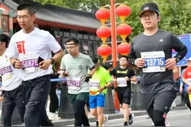当骨科医生去跑马拉松，这画风哈哈哈哈哈…图片