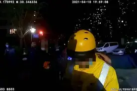 杭州一外卖小哥回家时被保安拦住起争执，民警调解后却解开了另一个心结...图片