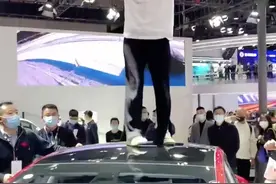 “刹车失灵”！曾坐车顶拿大喇叭维权的特斯拉女车主，到上海车展再次维权图片
