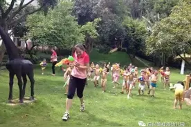 幼儿园老师一次背十套铺盖回班，家长感动：老师辛苦了图片