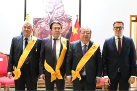 四川诗人吉狄马加被委内瑞拉授予“弗朗西斯科·米兰达”一级勋章图片