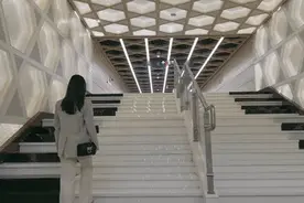 踩台阶弹曲子，成都地铁现钢琴阶梯视频封面