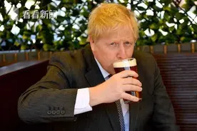 英国解封后首相开怀畅饮啤酒 大呼：终于能去酒吧了图片