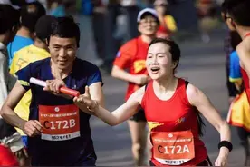 浙马接力赛上这张照片火了！结婚16年，杭州夫妻在跑道上留下最美合影，网友：这样一起跑到老，羡慕了图片