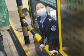 治愈！货车超高被拦下，收费员小姐姐微笑劝返图片