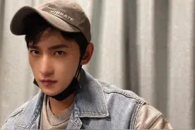 憨憨帅哥实锤！杨洋下车差点摔倒 一秒霸总后破功图片