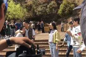 新鲜的狗粮来了！窦骁吻何超莲额头甜蜜爆表图片