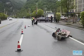 摩托车骑手随意变道引发惨祸 关键时刻头盔保命图片