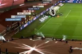 中超联赛今晚开赛，超3万球迷现场观战图片