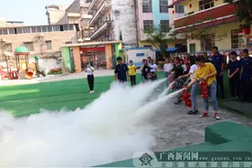 上思幼儿园小朋友学习消防救生知识图片