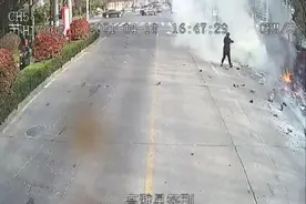 这位年轻女公交司机，你马尾辫甩得真帅图片