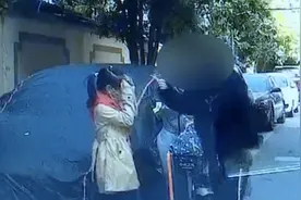 丈夫瘫痪压力大拿孩子撒气？母亲当街对8岁女儿拳打脚踢……图片