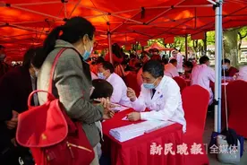 院士领衔 长海医院百名军医虹口义诊图片