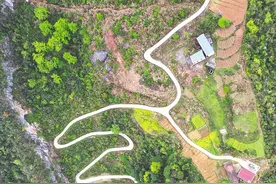 为硬化25户村民家门口的2.8公里山路，长阳县交通部门投入280万跨越22道弯图片