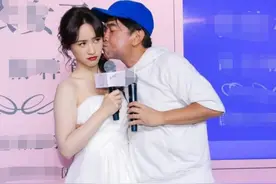 吴宗宪为吴姗儒活动捧场，老父亲不顾植牙脸肿献吻，女儿很想躲图片