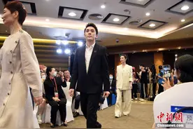 薇娅、李佳琦在博鳌“同框”聊“网红经济”图片