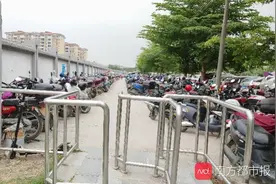 广州一地铁站外停电瓶车要交费，却无收费资质！市民质疑图片