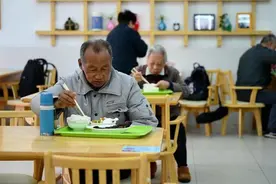 有粥有肉有馒头！上海彭浦新村街道社区食堂成为老人幸福食堂视频封面