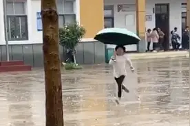 学生发现老师顶雨上课打伞飞奔而来：老师你站那别动我去接你视频封面