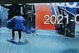 轮椅失控老人冲下扶梯，女孩以身挡车！监控记录惊魂一幕……图片