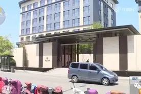 ​临沂一小区新房即将交付，业主发现顶楼被“开洞”图片