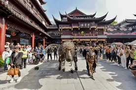 大型木偶装置艺术“犇犇”携手《爸爸的时光机》闪现豫园商城图片