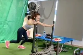 方媛晒健身动态自诩撸铁女孩 无赘肉完美身材惹人羡图片