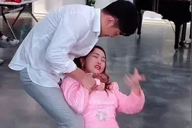 辛巴直播踢老婆 家暴娱乐化不是带货的正途图片