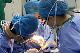 男孩烫伤头皮留下秃痕，医生为他“扩皮保头发”图片