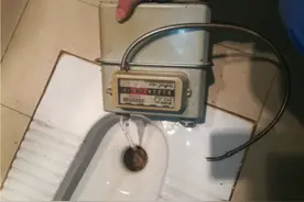 泸州一用户更换热水器接反气管和水管 致小区40多块气表进水整栋楼停气图片