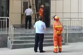 险！文山一10岁女孩被反锁家中 情急之下翻窗……图片