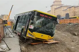 突发！哈尔滨一公汽撞开围挡冲进工地图片