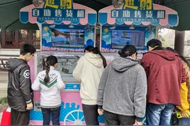 断桥莲花造型雪糕已经不够了，西湖还有“棒冰娃娃机”图片
