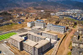 四川凉山“悬崖村”：搬下悬崖快一年图片