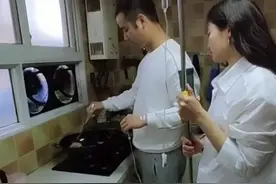 打点滴为老婆炒菜“火”出朋友圈小伙：与老婆是初恋，只为好玩记录生活图片