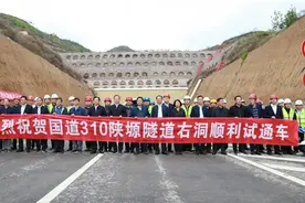 河南最长干线公路隧道实现双向通车图片