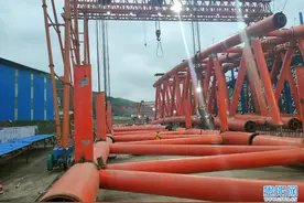 仁遵高速：岩子头大桥右幅钢板梁顺利完成吊装图片