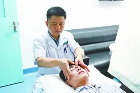 “人民英雄”张定宇能骑自行车了图片